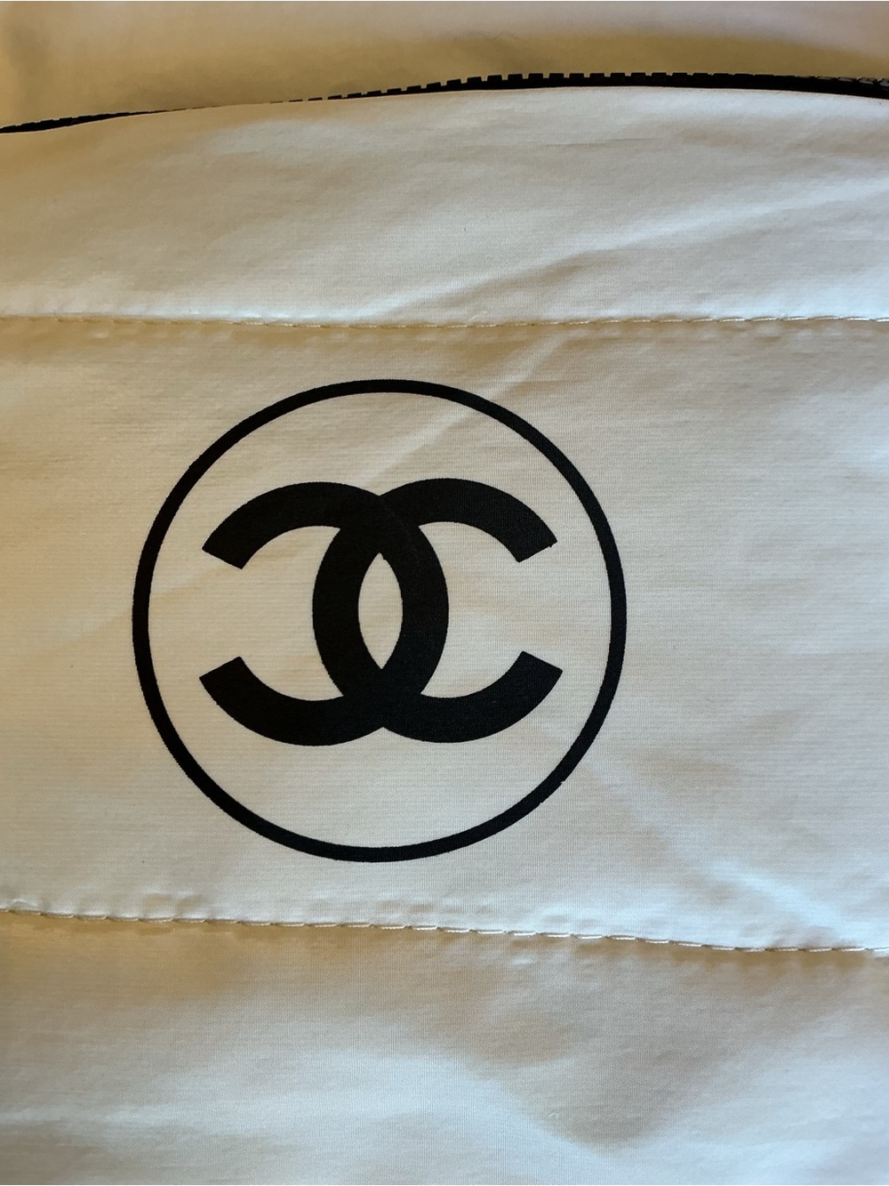 CHANEL White Pouch with Black CC Logo - Picture 2 of 5